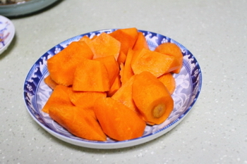 红萝卜烧鸭肉的做法步骤1