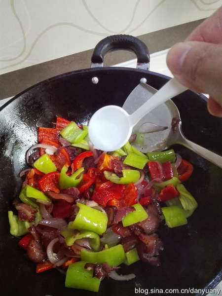 腊肉炒红椒步骤7