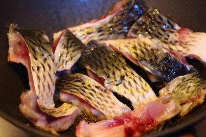 香酥鲤鱼的做法步骤3