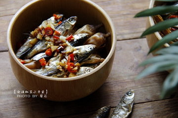 白辣椒蒸小干鱼
