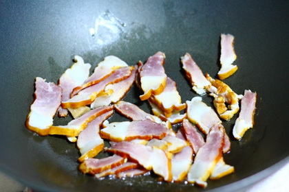 萝卜干炒腊肉的做法步骤3