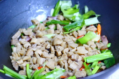 萝卜干炒腊肉的做法步骤6