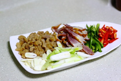 萝卜干炒腊肉的做法步骤2