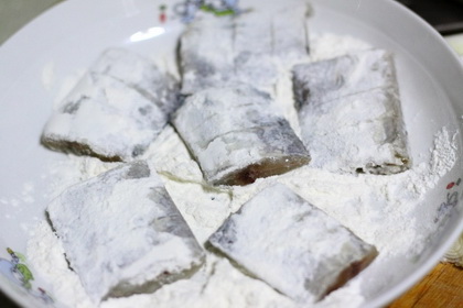 酸甜带鱼的做法步骤2