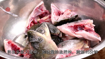 五花肉焖鱼头的做法步骤1
