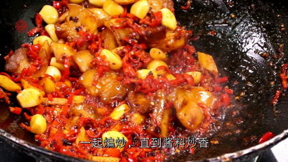 五花肉焖鱼头的做法步骤3