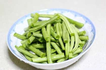 腊香肠炒豆角的做法步骤2