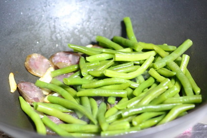 腊香肠炒豆角的做法步骤6