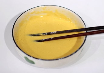 油炸香椿的做法步骤3