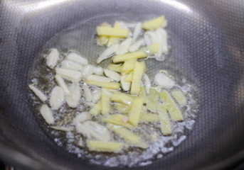 韭菜炒熏干的做法步骤4