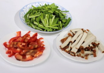 韭菜炒熏干的做法步骤2