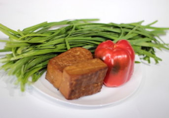 韭菜炒熏干的做法步骤1