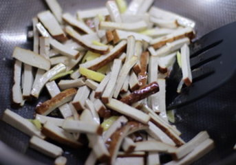韭菜炒熏干的做法步骤5