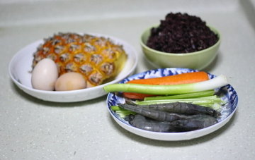 菠萝蛋炒饭的做法步骤1