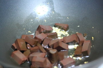 快手菜小油菜炒血豆腐的做法步骤4