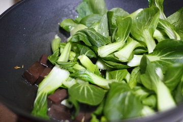 快手菜小油菜炒血豆腐的做法步骤5