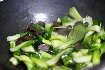 快手菜小油菜炒血豆腐的做法步骤6