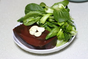 快手菜小油菜炒血豆腐的做法步骤1