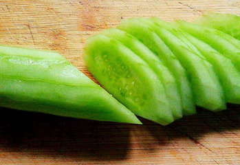 黄瓜削皮吗?黄瓜削皮好还是不削皮好 黄瓜削皮吗?黄瓜削皮好还是不削皮好