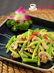 芦笋口蘑炒鸡片