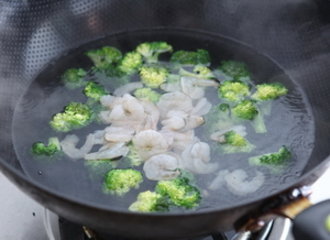 西兰花炒虾仁步骤3