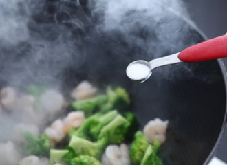 西兰花炒虾仁步骤4