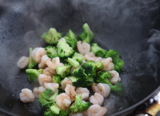 西兰花炒虾仁步骤5