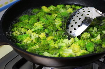 蒜香鸡胸西兰花的做法步骤2