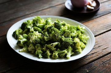 蒜香鸡胸西兰花的做法步骤1