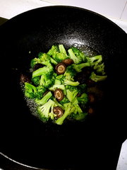 快手菜香菇西兰花的做法步骤6