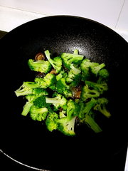 快手菜香菇西兰花的做法步骤5