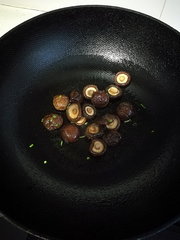 快手菜香菇西兰花的做法步骤2