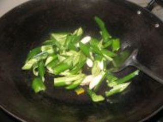 辣椒炒肉的做法步骤7