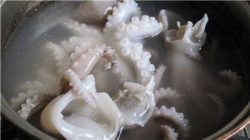 秘制卤汁浸八爪步骤2