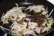 肉末银牙炒韭菜的做法步骤7