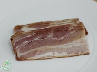 金针菇胡萝卜培根卷的做法步骤2