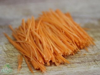 金针菇胡萝卜培根卷的做法步骤3