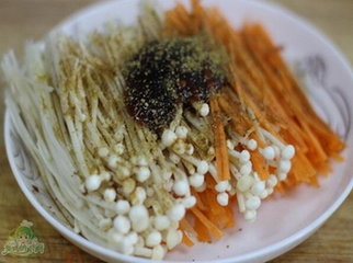 金针菇胡萝卜培根卷的做法步骤4