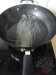 小白菜土猪肉粉条包子的做法步骤7