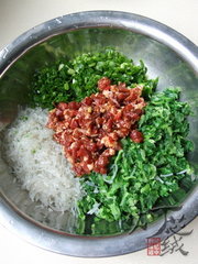 小白菜土猪肉粉条包子的做法步骤10