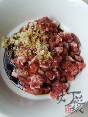 小白菜土猪肉粉条包子的做法步骤2