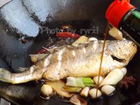 家常焖黄花鱼的做法步骤5