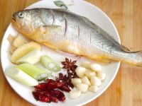 家常焖黄花鱼的做法步骤1