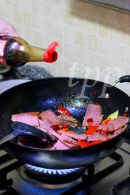 回锅牛肉的做法步骤5