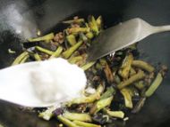 下饭菜鱼香茄子的做法步骤12