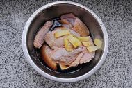 蒜子扣鸡翅的做法步骤2