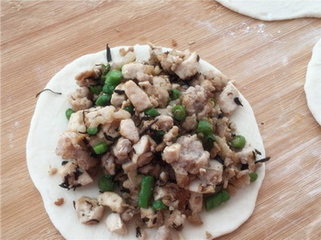 梅干菜豆腐豇豆饼步骤3