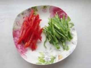 辣椒炒肉丝的做法步骤2