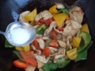 鸡肉炒彩椒的做法步骤9