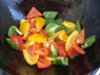 鸡肉炒彩椒的做法步骤4